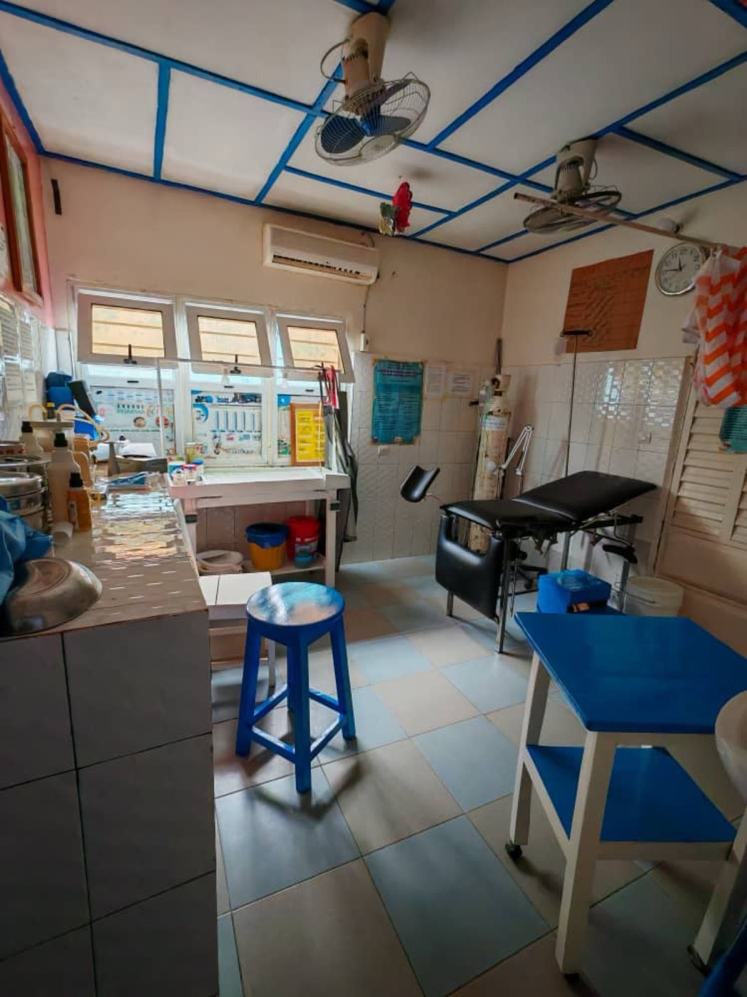 Soins prodigués dans une salle de la clinique AKAD’LIFE